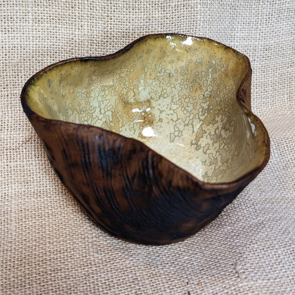 Three-sided organic form bowl